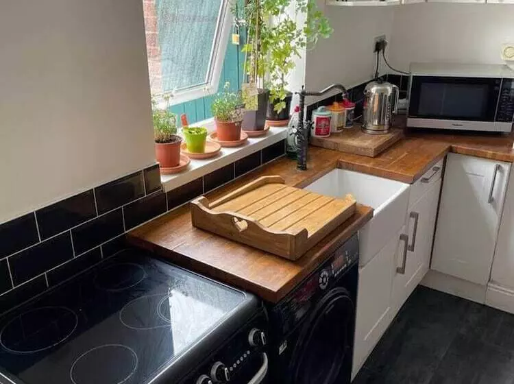 اقامتگاه 2 Bed House In Chesterfield Free Parking Garden