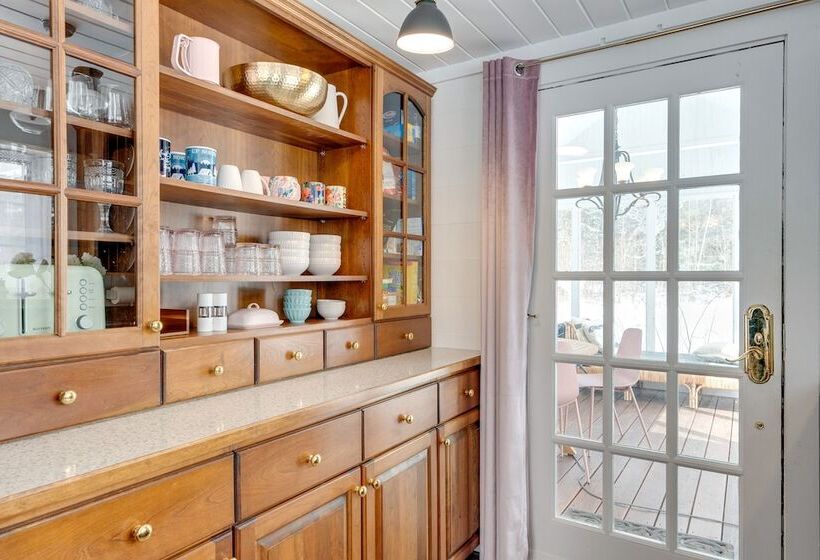 Rustic Mountain View Farmhouse On 159 Acres