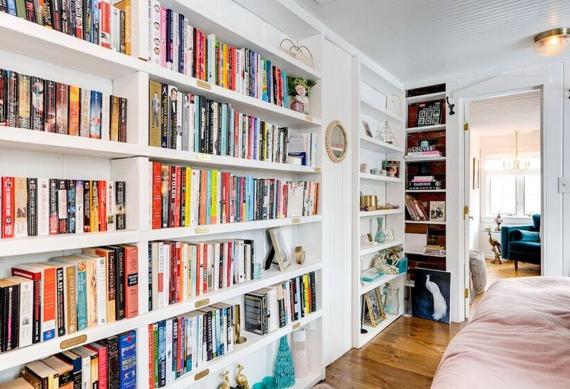 Rustic Mountain View Farmhouse On 159 Acres