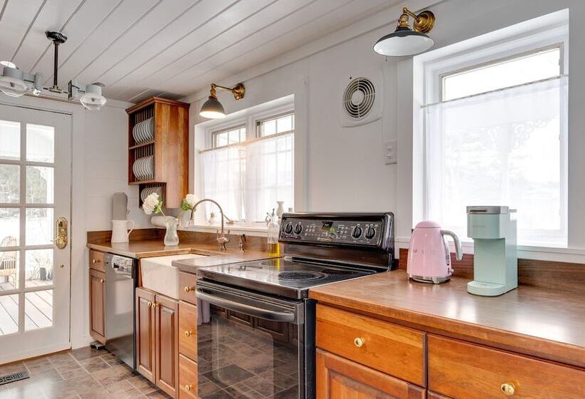 Rustic Mountain View Farmhouse On 159 Acres