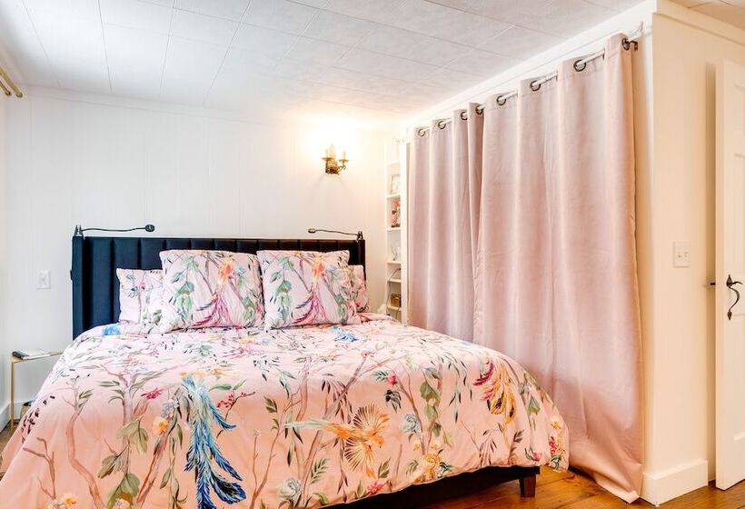 Rustic Mountain View Farmhouse On 159 Acres