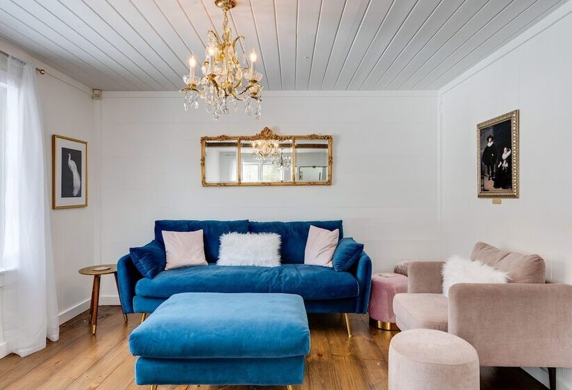 Rustic Mountain View Farmhouse On 159 Acres