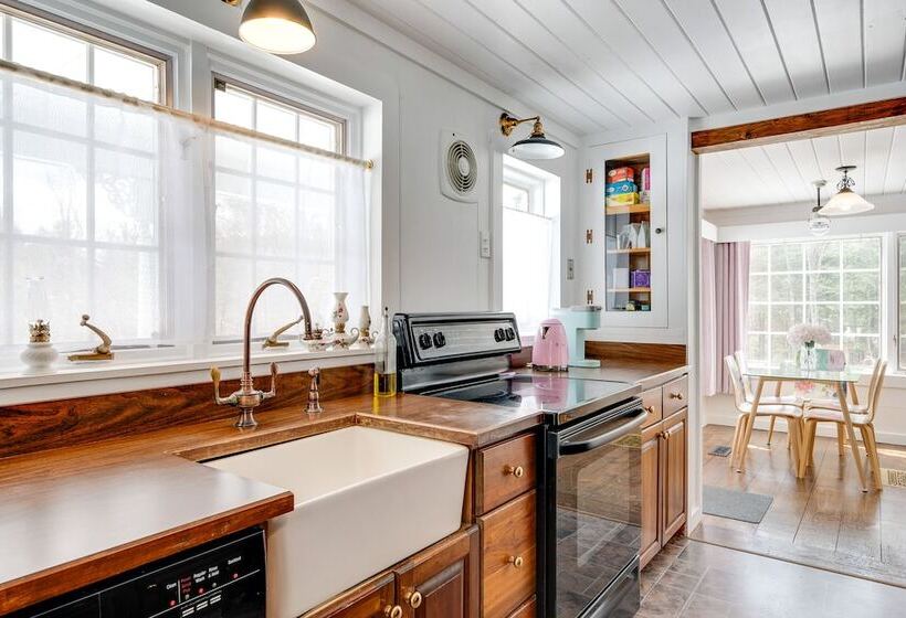 Rustic Mountain View Farmhouse On 159 Acres