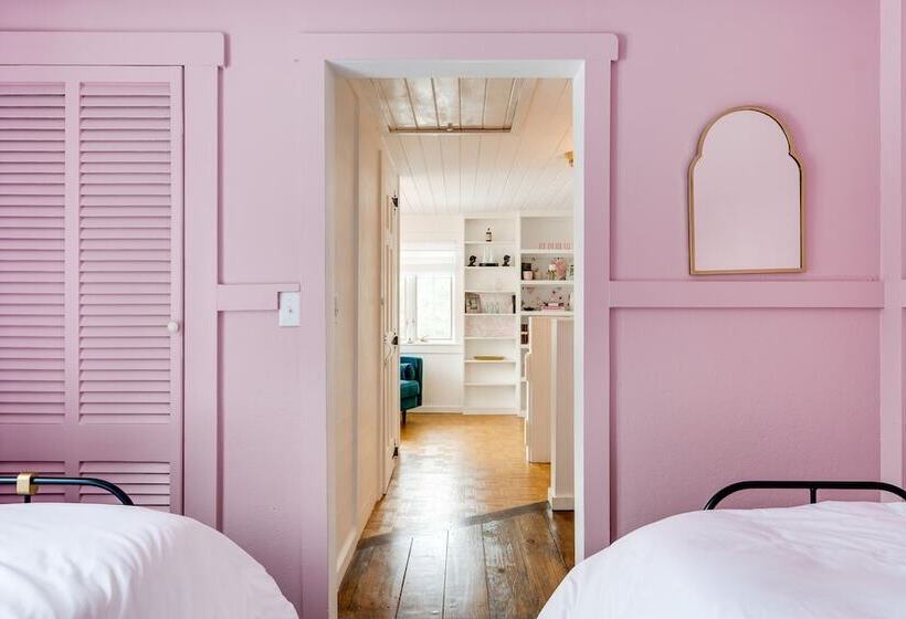 Rustic Mountain View Farmhouse On 159 Acres