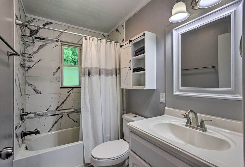 Quiet Asheville Home Near Appalachian Trail & Dtwn