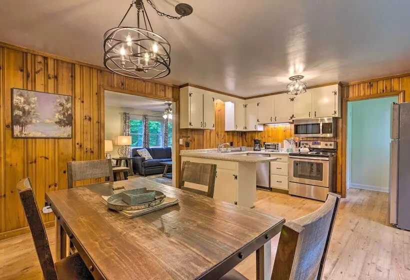 Quiet Asheville Home Near Appalachian Trail & Dtwn