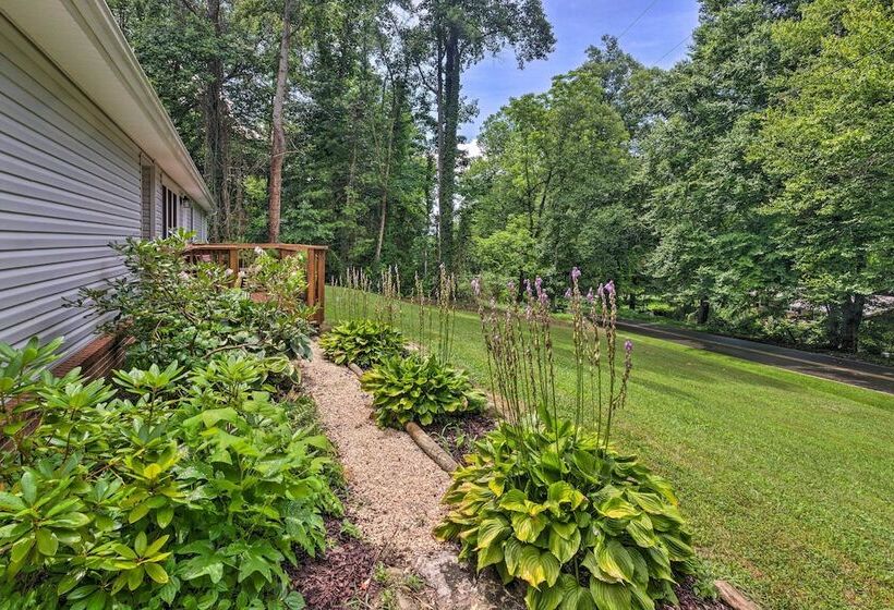 Quiet Asheville Home Near Appalachian Trail & Dtwn