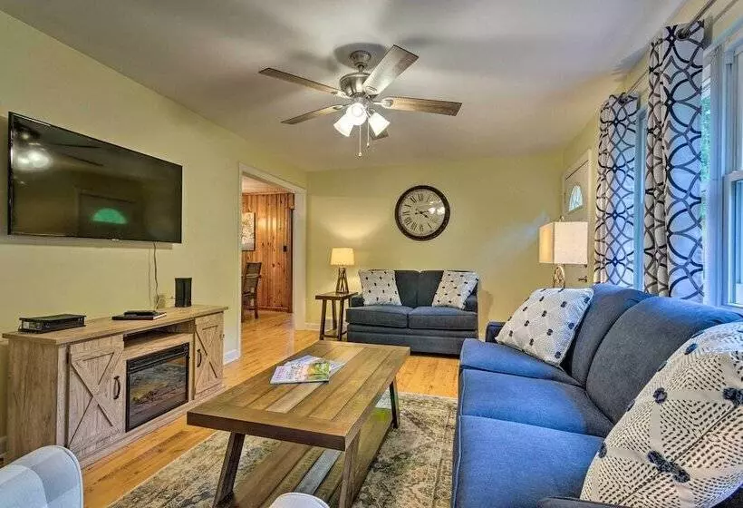 Quiet Asheville Home Near Appalachian Trail & Dtwn