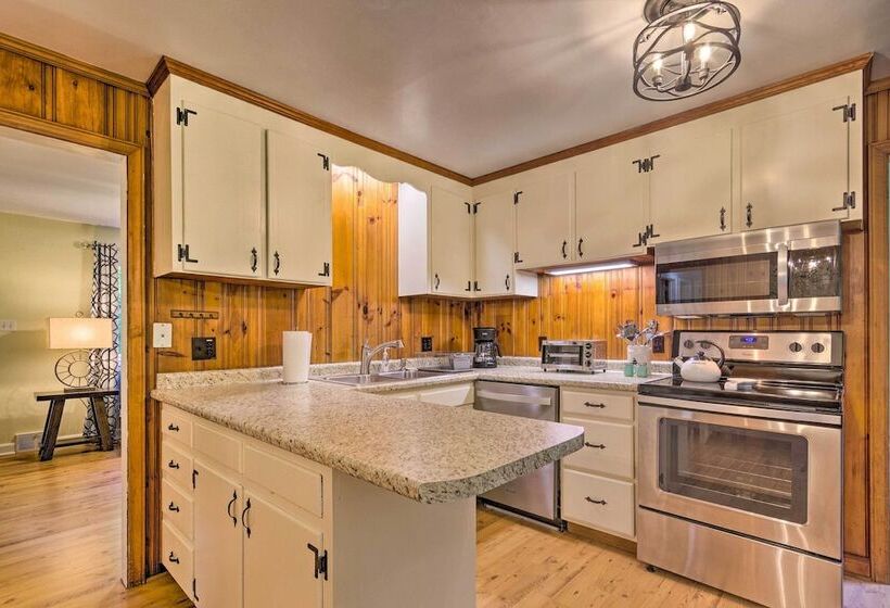 Quiet Asheville Home Near Appalachian Trail & Dtwn