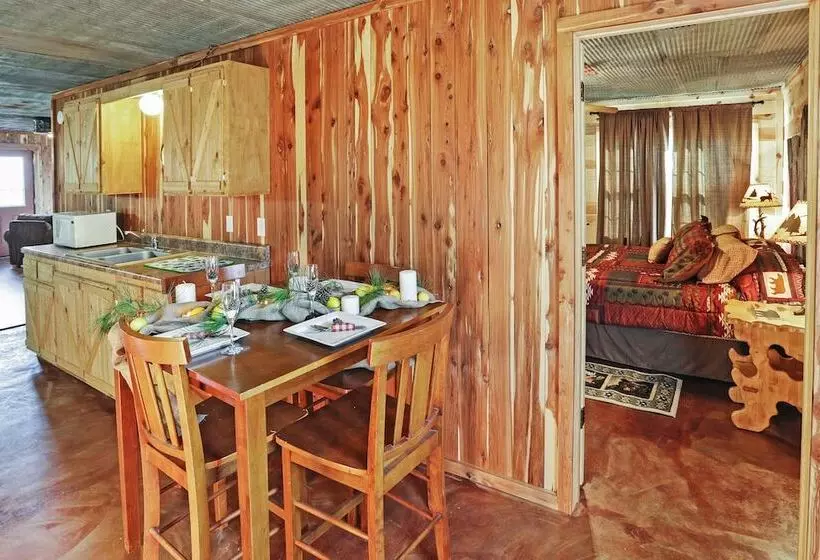 Secluded Everton Retreat W/ Ozark Mountain Views!