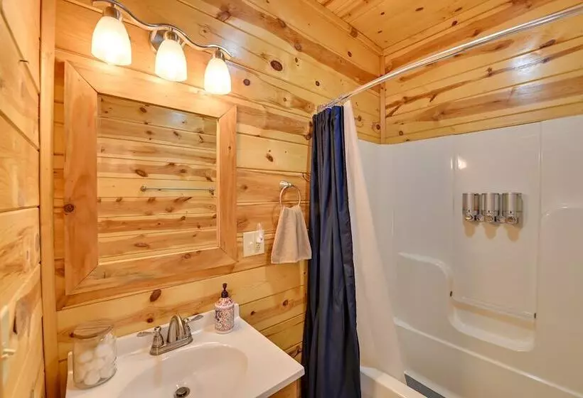 Secluded Retreat: Bbq, Lawn Games, & Fire Pit!