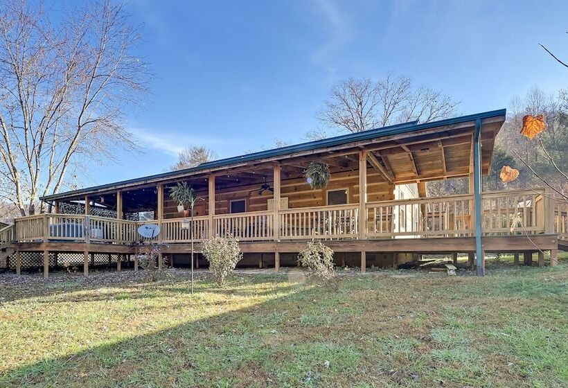 Secluded Retreat: Bbq, Lawn Games, & Fire Pit!