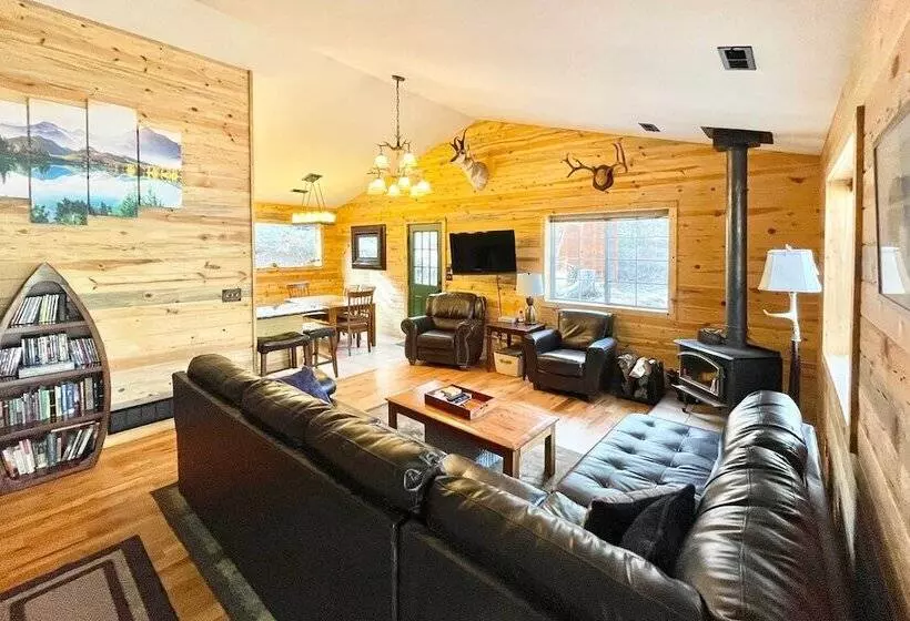 Bobcat Trail Cabin  On 3 Acres In Como!