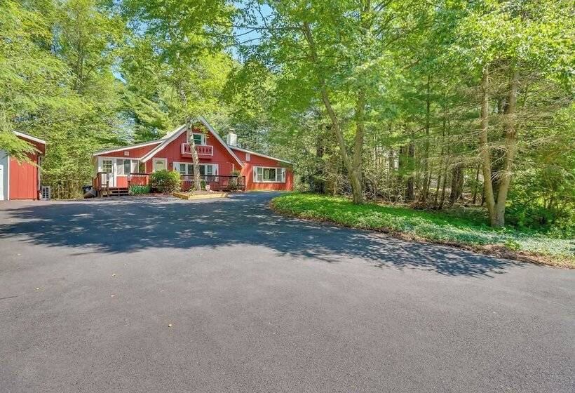 Quiet Tobyhanna Home With Hot Tub And Deck!