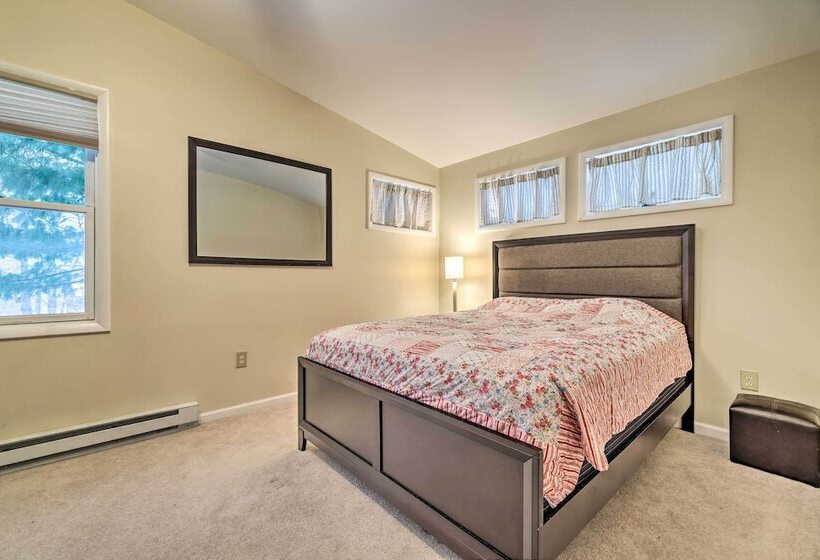 Quiet Tobyhanna Home With Hot Tub And Deck!