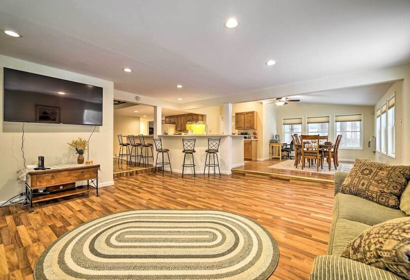 Quiet Tobyhanna Home With Hot Tub And Deck!