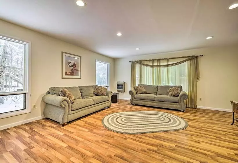 Quiet Tobyhanna Home With Hot Tub And Deck!