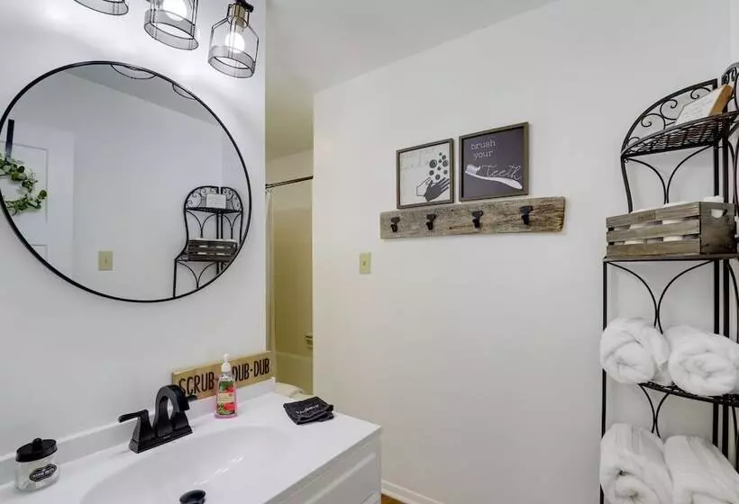 Fire Pit & Game Room: Family Home In Marshall