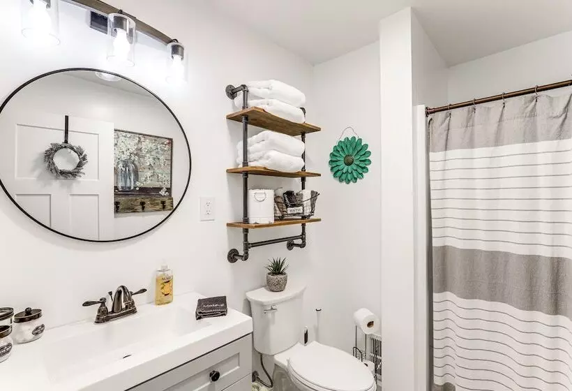 Fire Pit & Game Room: Family Home In Marshall