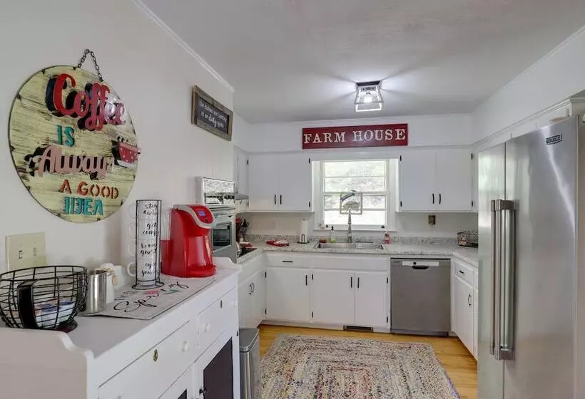 Fire Pit & Game Room: Family Home In Marshall