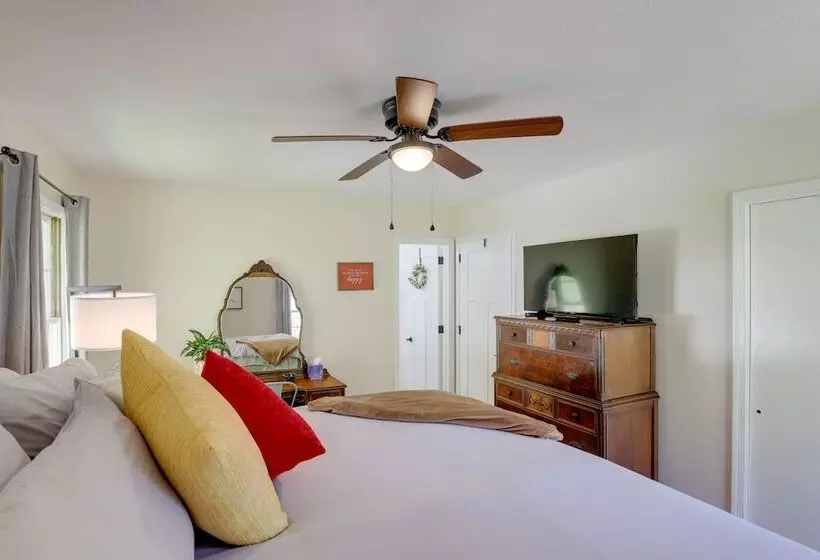 Fire Pit & Game Room: Family Home In Marshall