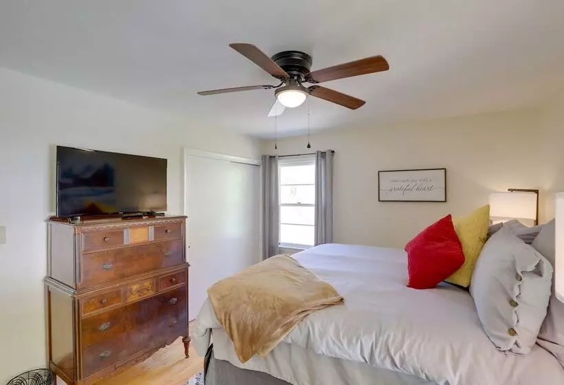 Fire Pit & Game Room: Family Home In Marshall