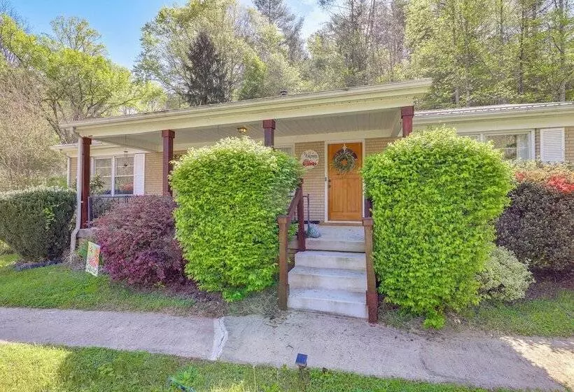 Fire Pit & Game Room: Family Home In Marshall