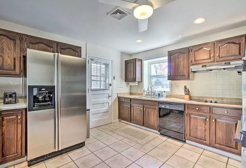 Wayne Home W/ Spacious Yard ~ 20 Mi To Philly!