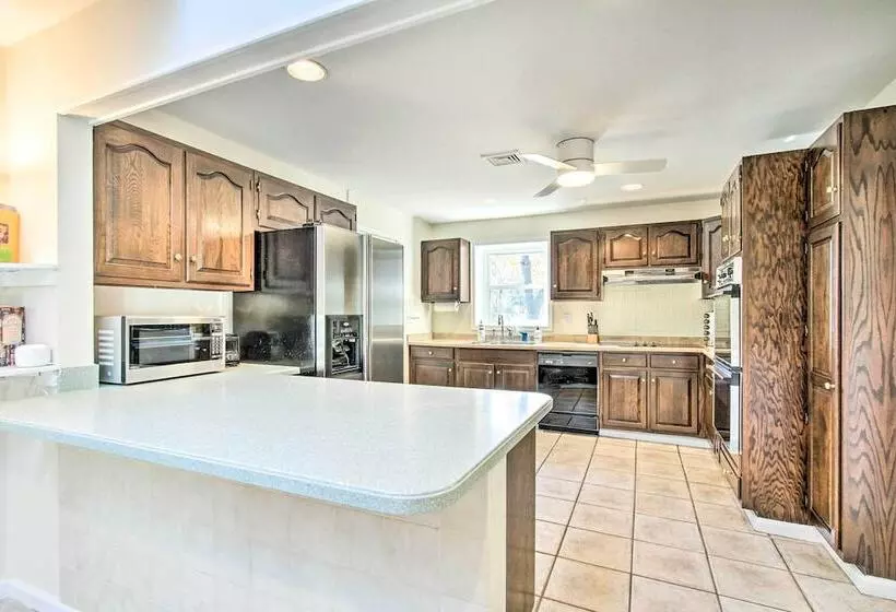 Wayne Home W/ Spacious Yard ~ 20 Mi To Philly!