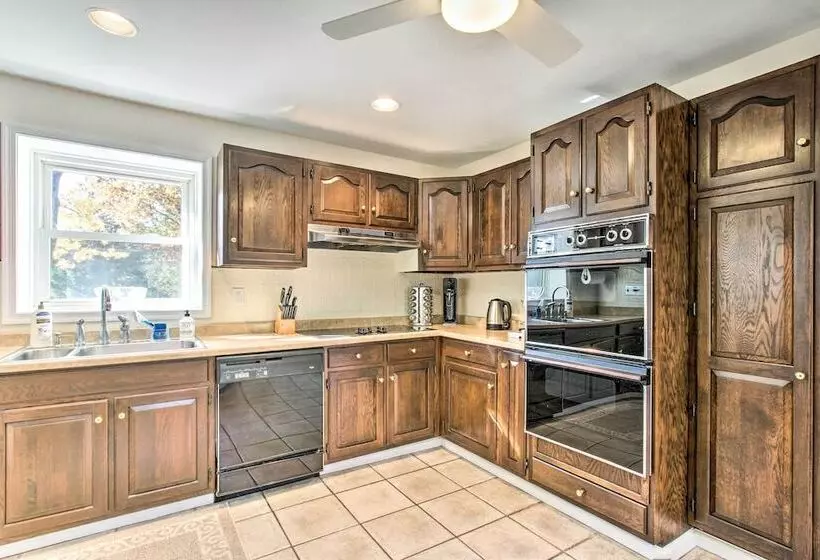 Wayne Home W/ Spacious Yard ~ 20 Mi To Philly!