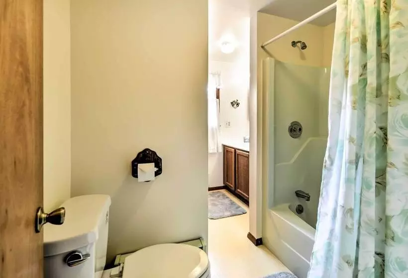 Breezy Ship Bottom House W/ Yard + Beach Access!