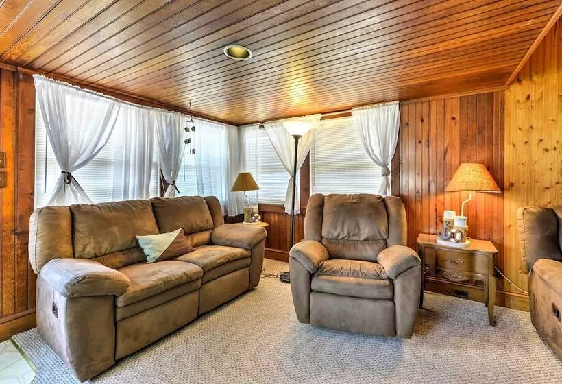 Breezy Ship Bottom House W/ Yard + Beach Access!