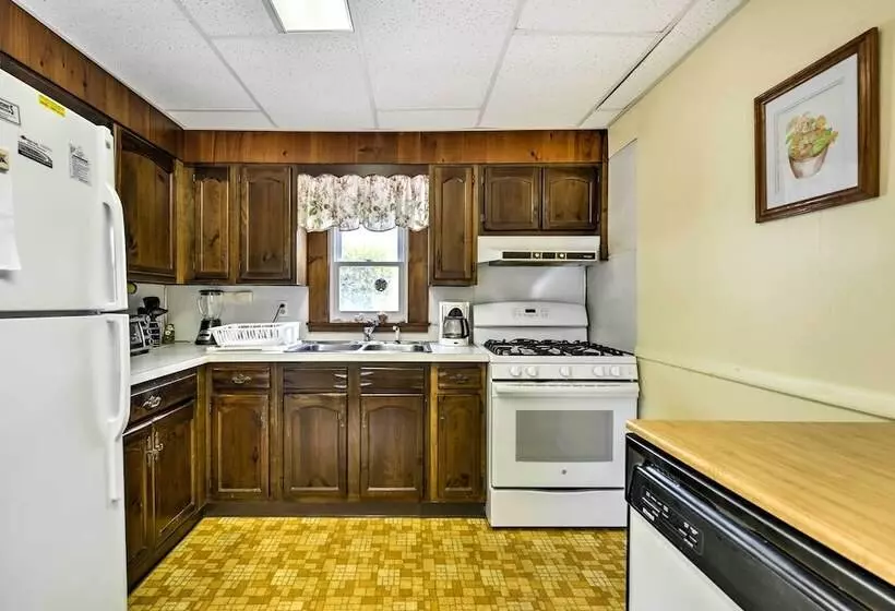 Breezy Ship Bottom House W/ Yard + Beach Access!