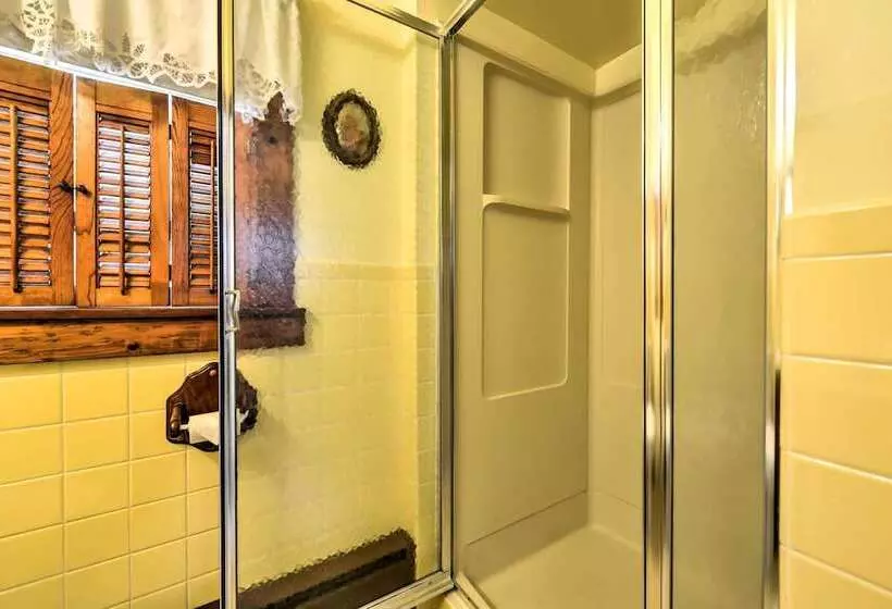 Breezy Ship Bottom House W/ Yard + Beach Access!