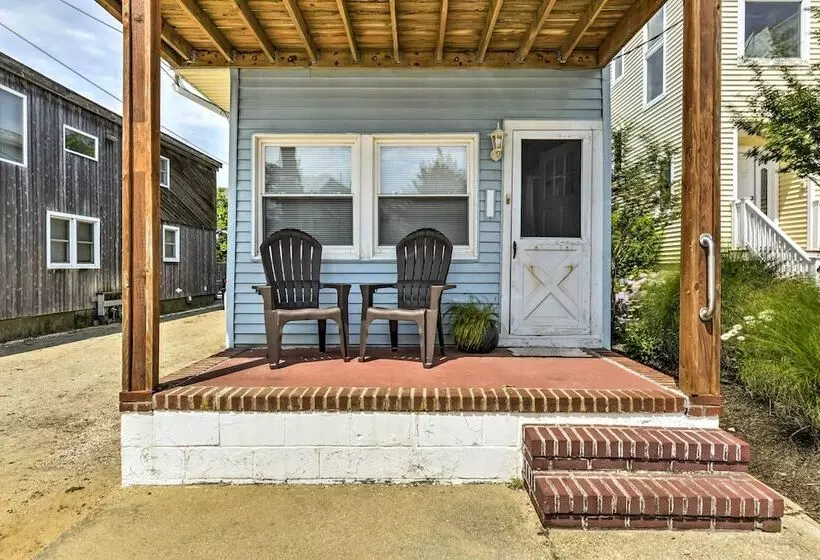 Breezy Ship Bottom House W/ Yard + Beach Access!