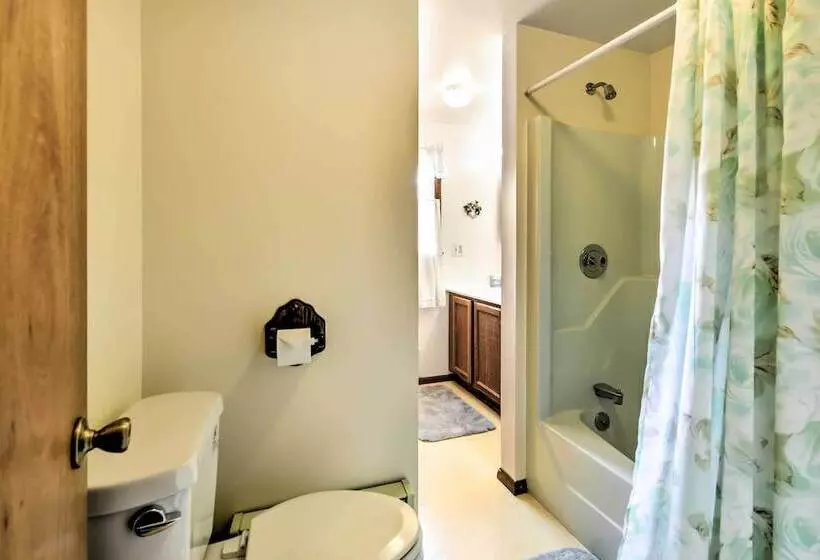 Breezy Ship Bottom House W/ Yard + Beach Access!