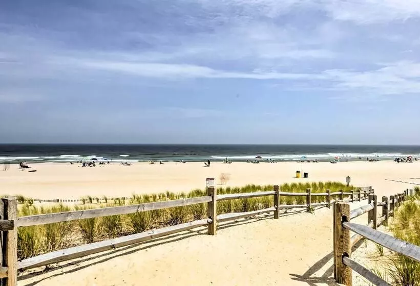 Breezy Ship Bottom House W/ Yard + Beach Access!