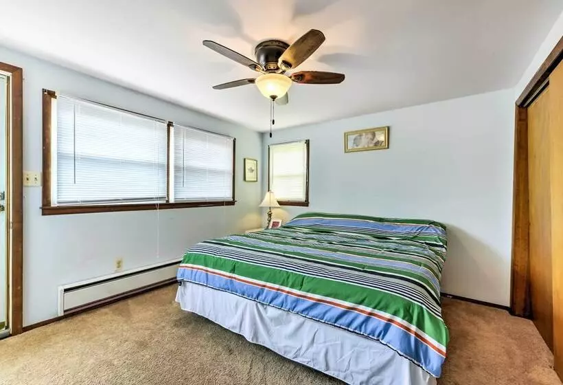 Breezy Ship Bottom House W/ Yard + Beach Access!