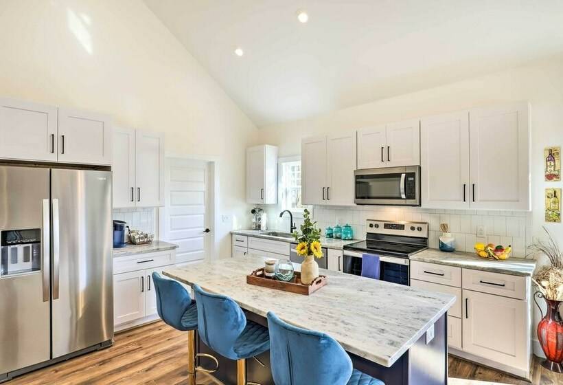 Candler Home W/ Private Hot Tub + Fire Pit!