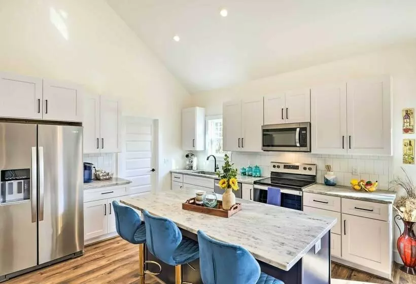 Candler Home W/ Private Hot Tub + Fire Pit!