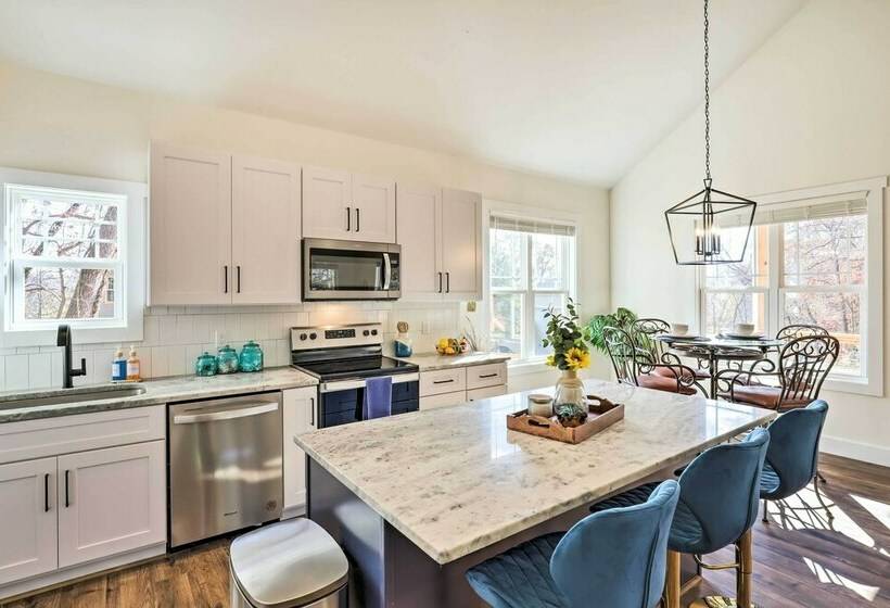 Candler Home W/ Private Hot Tub + Fire Pit!