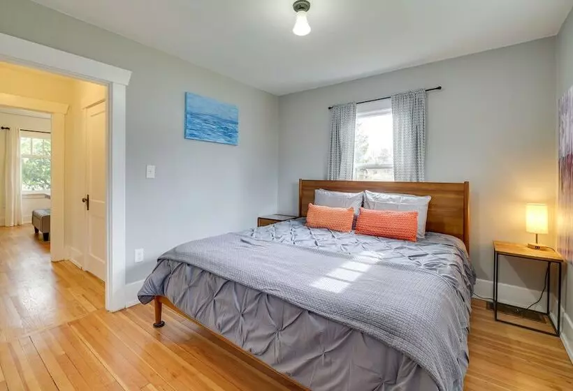 Charming Tacoma Vacation Home W/ Fenced Yard