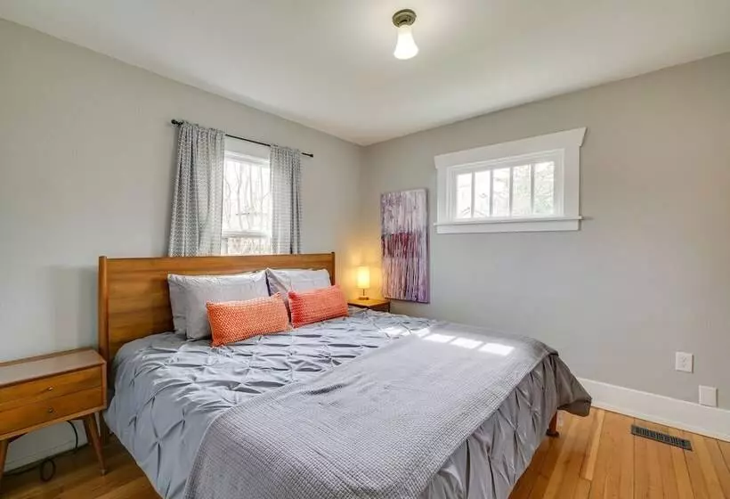 Charming Tacoma Vacation Home W/ Fenced Yard