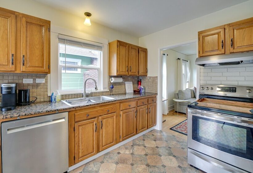 Charming Tacoma Vacation Home W/ Fenced Yard