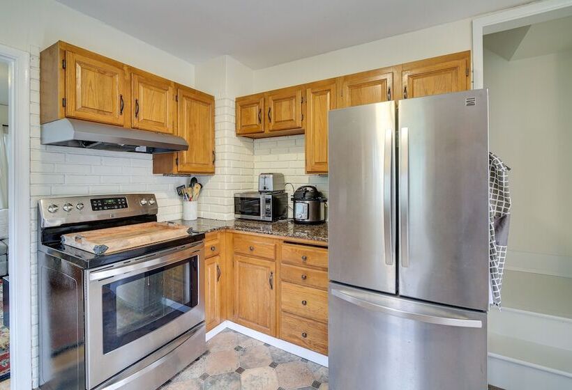 Charming Tacoma Vacation Home W/ Fenced Yard