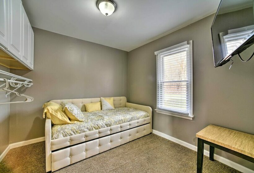 Completely Renovated Escape ~ 1 Mile To Downtown!