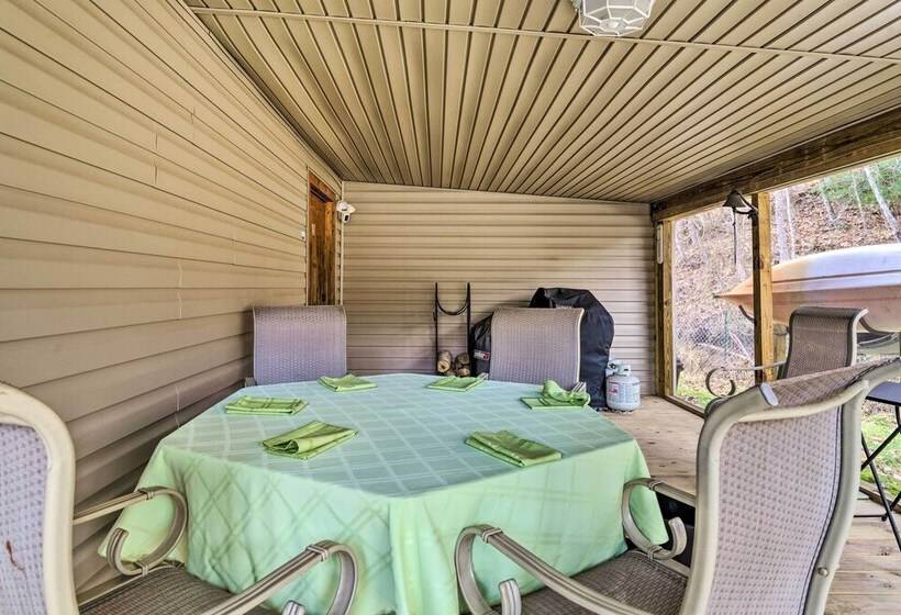 Cozy Cottage Near Broyhill Walking Park!