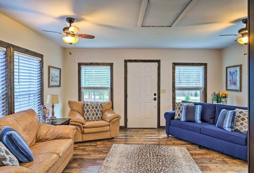 Cozy Cottage Near Broyhill Walking Park!