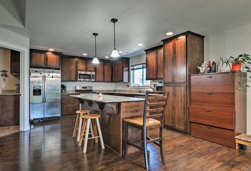 Cozy Home W/ Yard ~ 3 Mi To Downtown Medford!