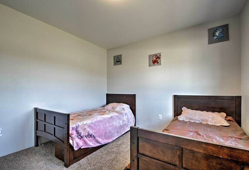 Cozy Home W/ Yard ~ 3 Mi To Downtown Medford!